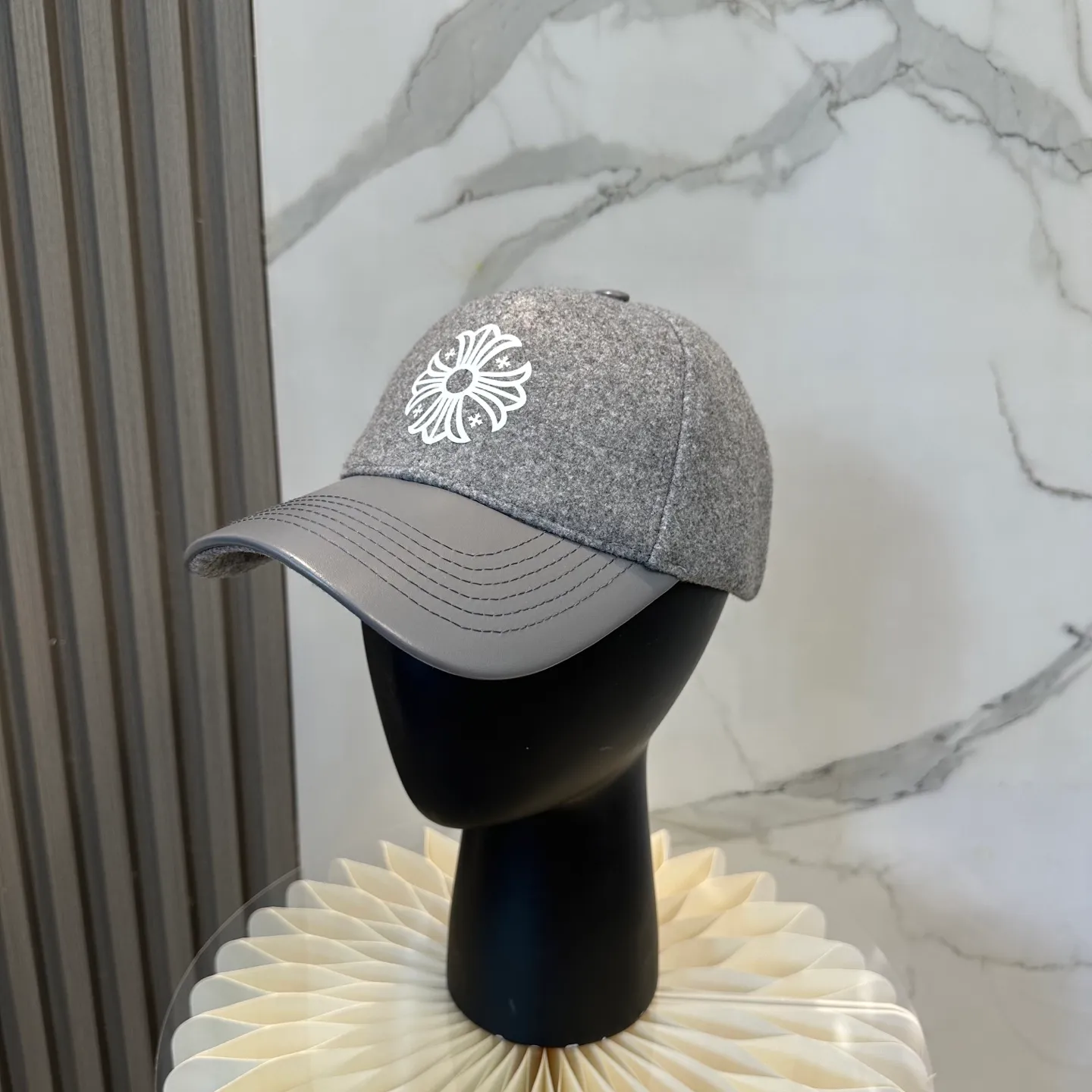P80 Crow Heart's new autumn and winter fur-stitched baseball cap. It's full of autumn and winter atmosphere. The quality is great. The deepening of the hat shape makes it more elegant. It's very nice for both men and women. It's a classic among classics. It goes well with daily wear. Casual and fashionable.